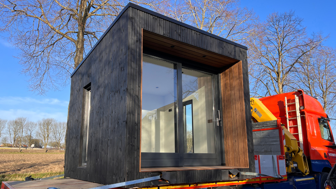 Schroeffundatie in uitvoering met montage van schroefpalen op locatie