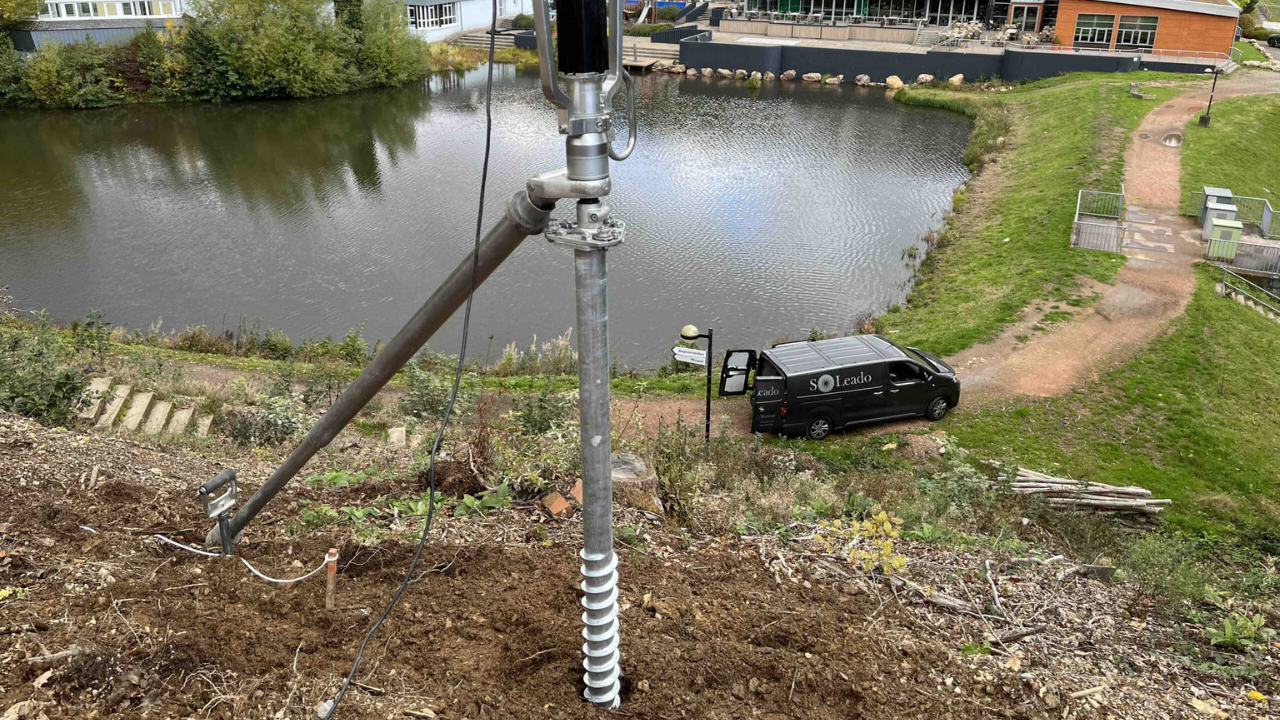 Reclamezuil op schroeffundering, geschikt voor tijdelijke plaatsing op berggrond