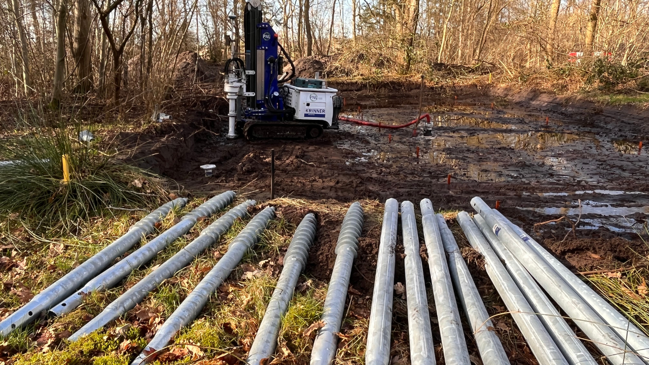 Bouwplaatsupdate van Schroeffundatie Nederland met draaiende machine